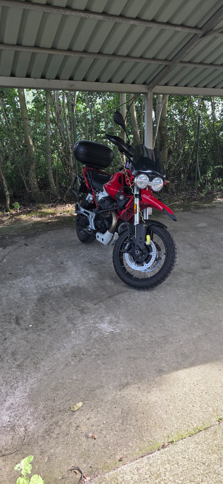 Moto Guzzi V85TT - schuilen onder het afdak